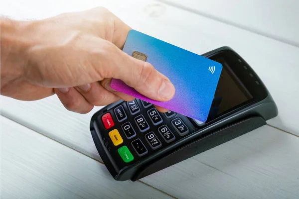 Hand Met Credit Card Contactloze Betalingstransactie Maken — Stockfoto