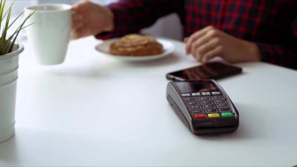 Pago Sin Contacto Mujer Pagando Factura Con Teléfono Inteligente Cafetería — Vídeo de stock