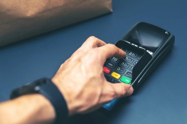 kredi kartı satın alma mağaza el PIN kodunu girme