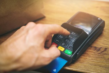 girerek PIN kodu ödeme terminal dükkanında el