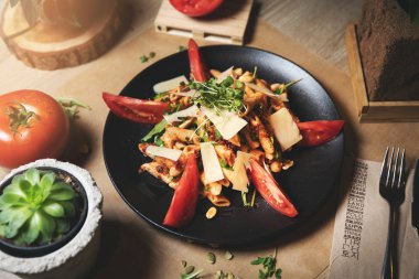 bütün tahıl makarna salata domates ile