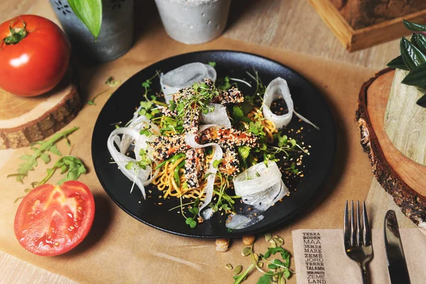 Ton Balığı Buğday Noodle Salata — Stok fotoğraf