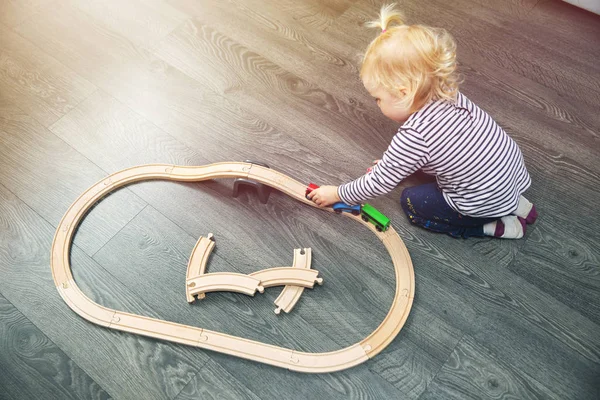 Petite Fille Jouer Avec Chemin Fer Bois Sur Sol Maison — Photo