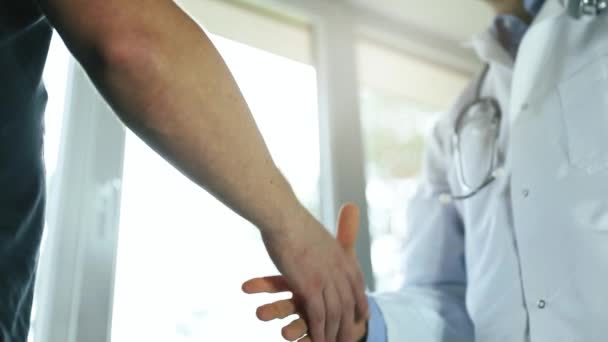 医師と男性患者の握手 — ストック動画