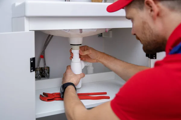 Fontanero Instalar Sifón Fregadero Cuarto Baño Doméstico —  Fotos de Stock