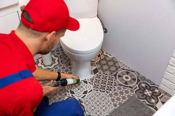 Klempner Anwendung Silikondichtmittel Wasser Toilette — Stockfoto