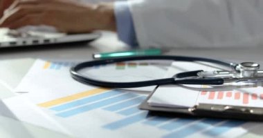 Doktor tıbbi istatistik ve Office mali raporları ile çalışma