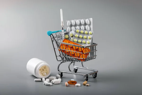 Apothekengeschäft Einkaufswagen Mit Pillen Auf Grauem Hintergrund — Stockfoto