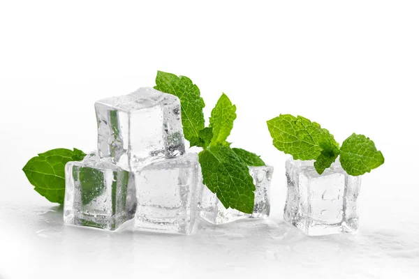 Cubos Menta Hielo Aislados Sobre Fondo Blanco —  Fotos de Stock