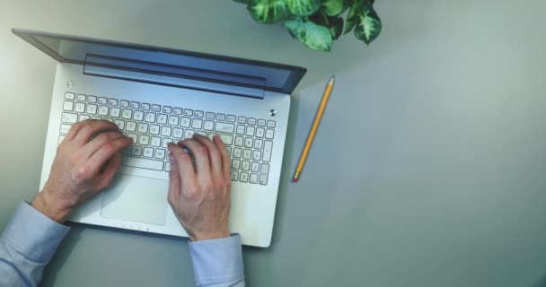 Man Laptop Computertoetsenbord Typen Bovenaanzicht Kopie Ruimte — Stockvideo