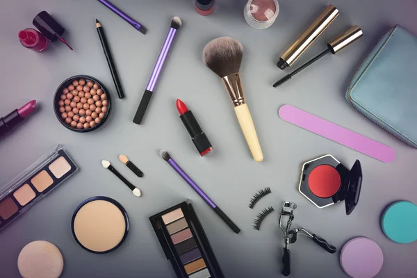 Make Artiest Cosmetica Aangezet Grijze Achtergrond Bovenaanzicht — Stockfoto