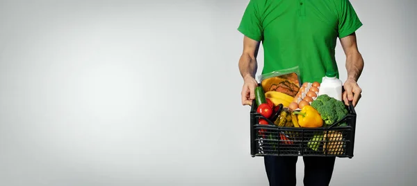 Service Livraison Nourriture Homme Avec Boîte Épicerie Sur Fond Gris — Photo