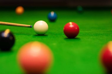 Shot - snooker oyunu oyuncu isteka topu hedefleyen