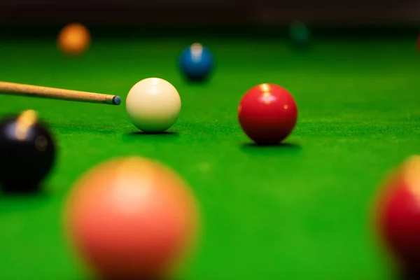 Tiro Jogo Snooker Jogador Apontando Bola Sugestão — Fotografia de Stock