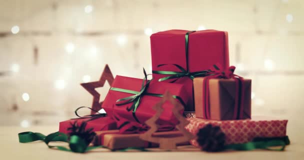 Regalos Envueltos Decoraciones Fondo Luces Navidad Intermitentes — Vídeos de Stock