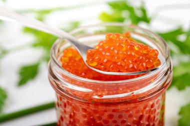 kaşık portre üzerinde kırmızı havyar