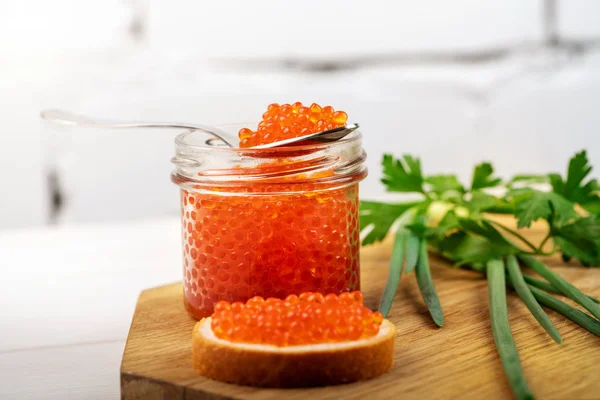 Aperitivo Caviar Jarro Com Ovas Vermelhas Ervas Mesa — Fotografia de Stock