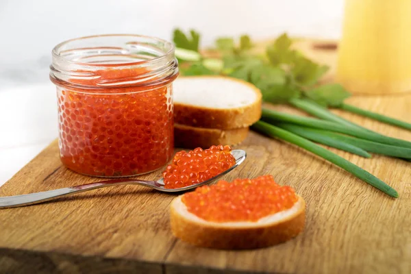 Lanches Caviar Vermelho Placa Madeira — Fotografia de Stock
