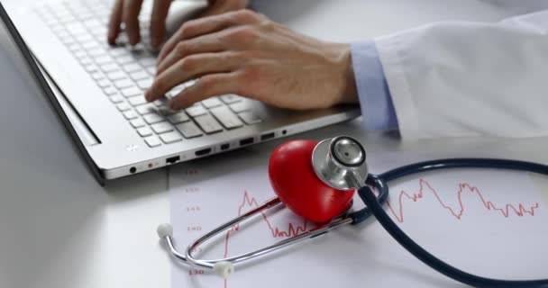 Cardiología Médico Cardiólogo Que Trabaja Ordenador Portátil Consultorio — Vídeos de Stock