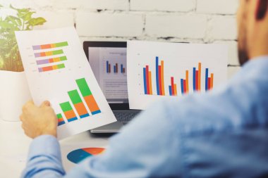 ofiste iş finansal raporları çözümleme işadamı