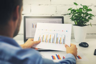 iş istatistikleri verileri Office ile çalışan adam