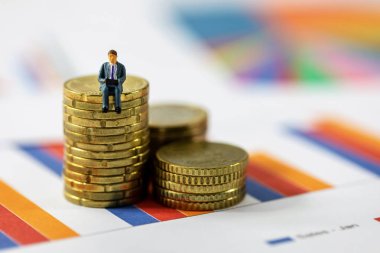 iş büyüme kavramı - sikke yığını üzerinde oturan işadamı