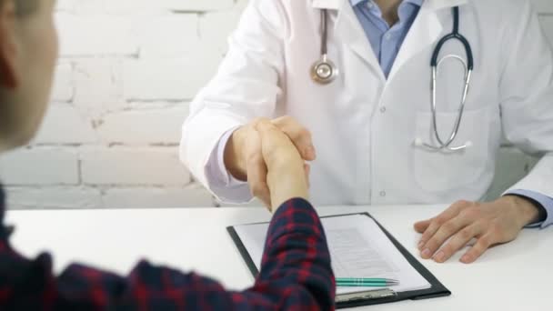 Händedruck Zwischen Patient Und Arzt Nach Ärztlicher Beratung — Stockvideo