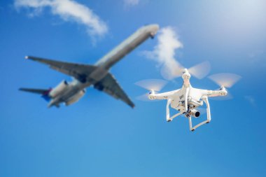 drone fly Havaalanı yakınında ticari uçak yakın