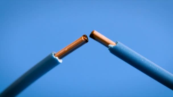 Cables Eléctricos Chispas Sobre Fondo Azul — Vídeos de Stock