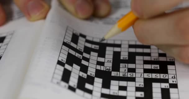 Entraînement Cerveau Main Faire Des Mots Croisés Puzzle Gros Plan — Video