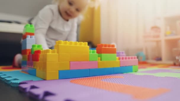 Enfant Jouant Avec Les Blocs Construction Sur Sol Maison — Video