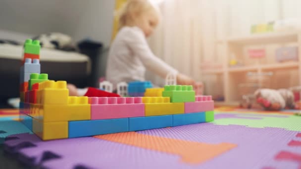 Dziecko Bawi Się Zabawkami Jego Pokoju Domu — Wideo stockowe