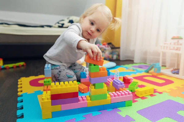 Petite Fille Jouer Avec Les Blocs Construction Sur Sol Maison — Photo