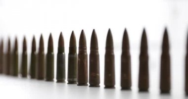 Beyaz arka plan üzerinde izole mermi. 4 k dolly atış