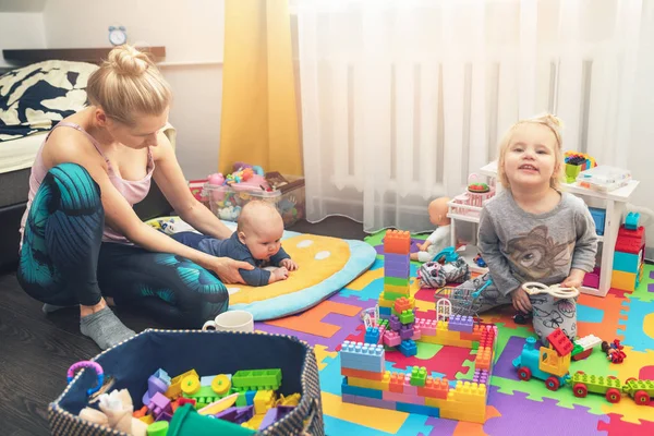 Mère Enfants Jouant Avec Des Jouets Sur Sol Maison — Photo