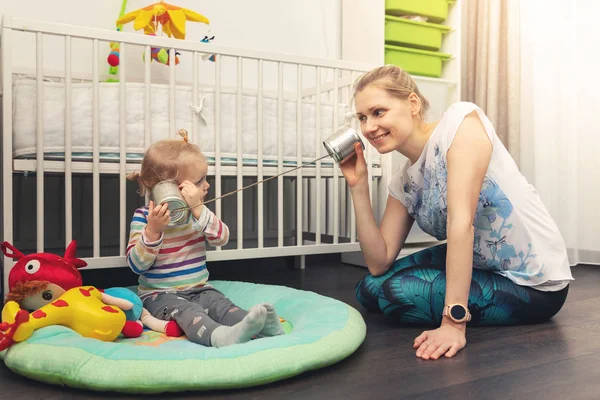 Mãe Criança Brincando Com Lata Pode Telefone Casa Conceito Falar — Fotografia de Stock