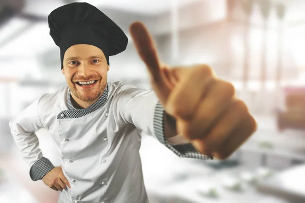 年轻快乐的厨师与拇指在餐厅厨房 — 图库照片