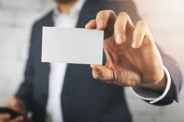 boş beyaz kartvizit closeup gösterilen işadamı el
