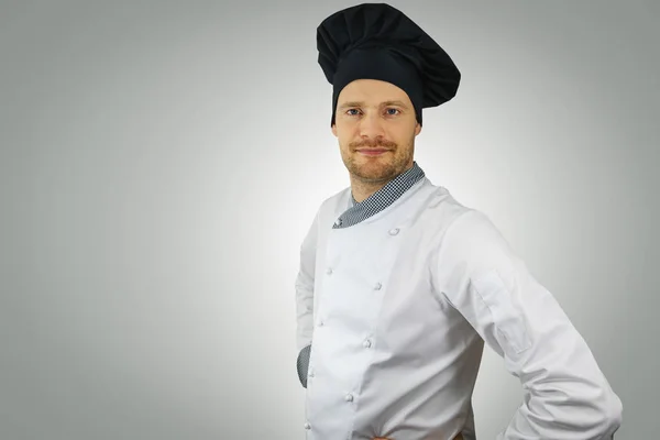 Jonge Chef Kok Uniform Met Handen Heupen Staan Grijze Achtergrond — Stockfoto