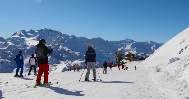 在阿尔卑斯山 3个山谷滑雪胜地阳光明媚的斜坡上的一群人 — 图库视频影像