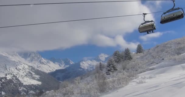 チェアリフトでフランスのアルプスの山スキー リゾート — ストック動画