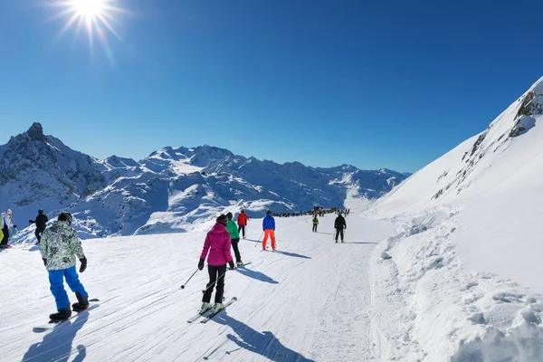 Pessoas Ensolarado Declive Vales Estância Esqui Alps França — Fotografia de Stock