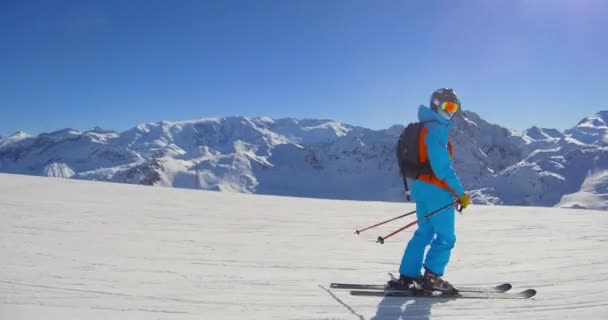 在高山阳光明媚的滑雪道上滑雪者 — 图库视频影像
