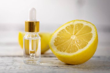limon yağı şişesi ve taze limon.