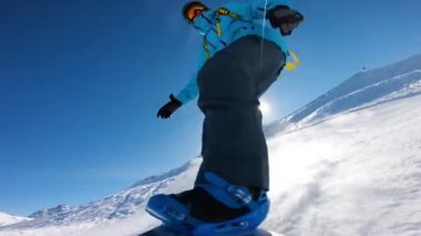 güneşli kış gününde Alp Dağları, yolda Snowboarder
