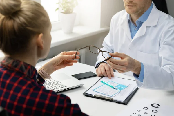 Optometrist Kadın Hastaya Yeni Optik Gözlük Verdi — Stok fotoğraf