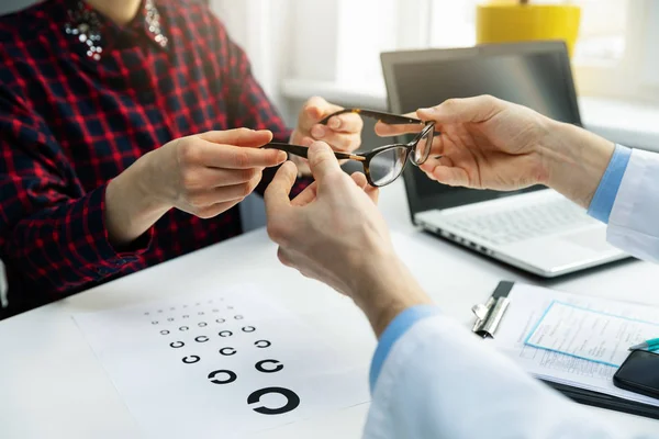 Optometrist Bezoek Vrouw Krijgt Haar Nieuwe Bril Bij Opticien Kantoor — Stockfoto