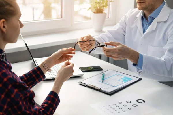 Oog Gezondheid Opticien Geeft Nieuwe Bril Aan Vrouwelijke Patiënt — Stockfoto