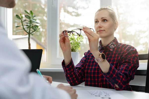 Pielęgnacja Oczu Kobieta Testująca Nowe Okulary Gabinecie Okulisty — Zdjęcie stockowe