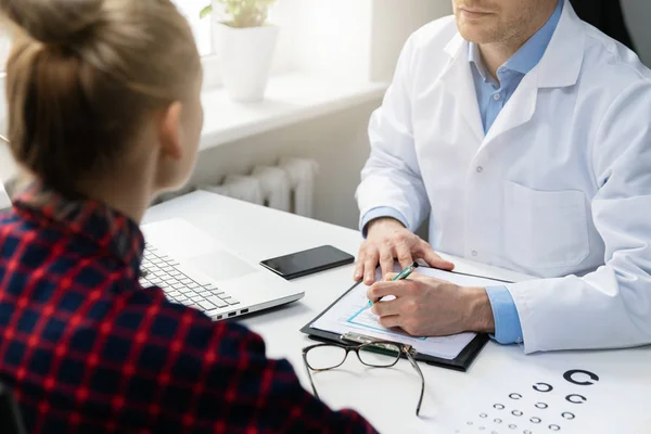 Göz Doktorundaki Kadın Kliniği Ziyaret Ediyor — Stok fotoğraf